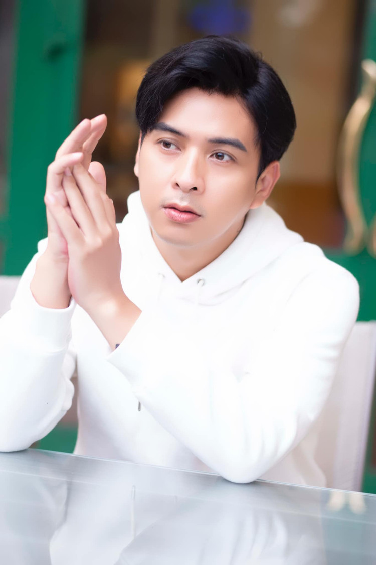 Ca sĩ Hồ Quang Hiếu
