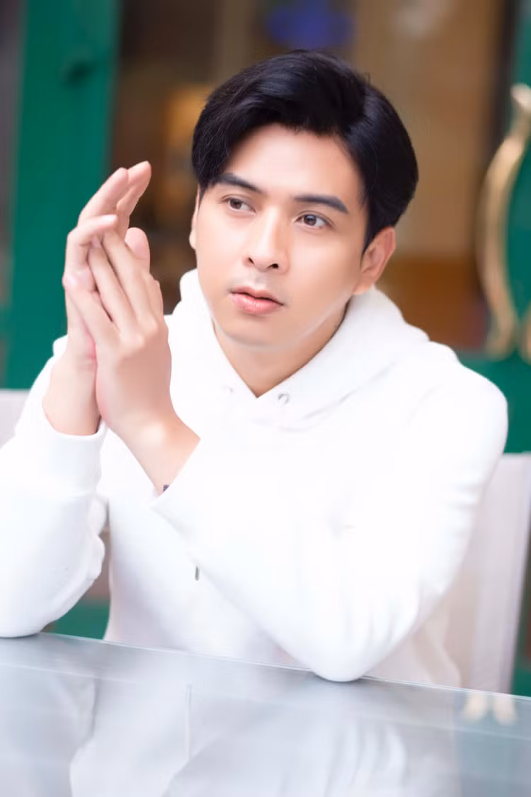 Ca sĩ Hồ Quang Hiếu