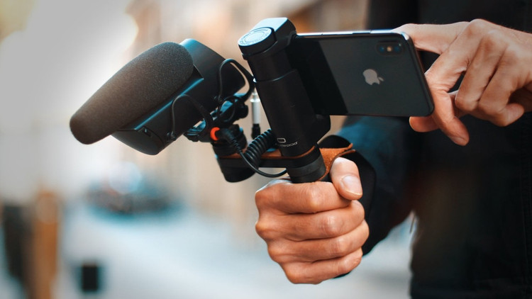 Thiết bị công nghệ đã trở thành phương tiện tác nghiệp quan trọng của nhà báo thời hiện đại. Ảnh: LinkedIn.