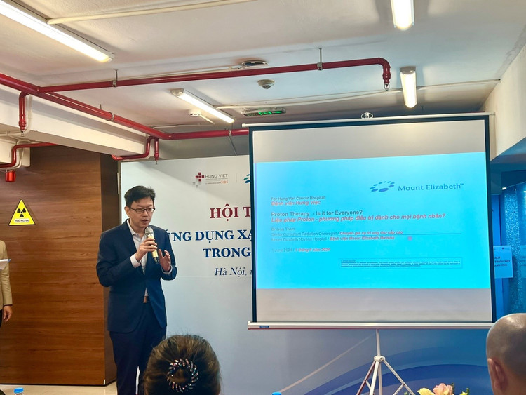 Bác sĩ Ivan Tham, chuyên gia ung thư xạ trị, Bệnh viện Mount Elizabeth Novena (Singapore) trình bày tại hội thảo.