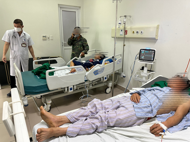 Hai bố con ở Bắc Kạn nghi mắc viêm não mô cầu đang điều trị tại Bệnh viện Bệnh Nhiệt đới Trung ương - Ảnh: BVCC