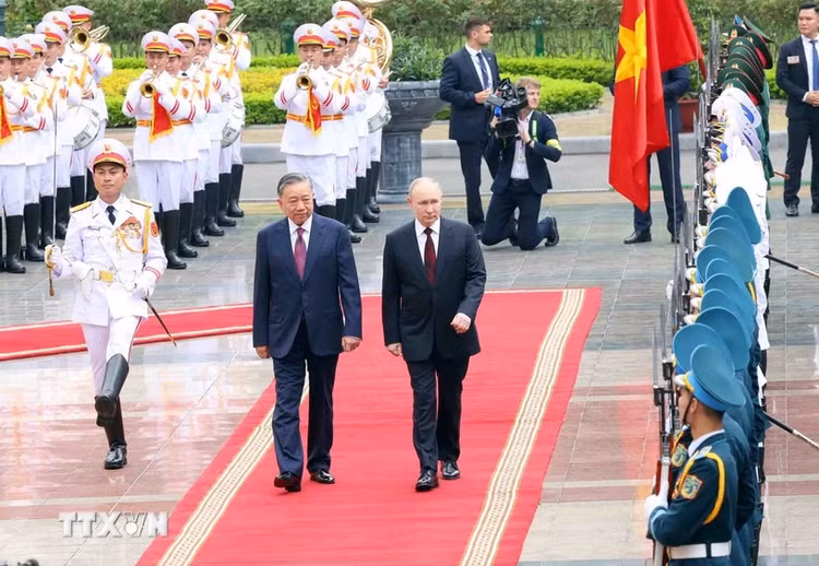 Chủ tịch nước Tô Lâm và Tổng thống Liên bang Nga Vladimir Putin duyệt Đội danh dự Quân đội nhân dân Việt Nam. (Ảnh: Phạm Kiên/TTXVN)