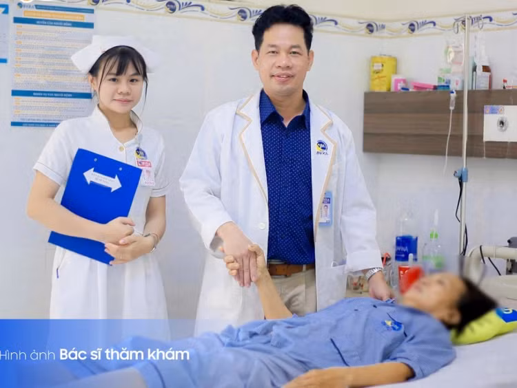 Bác sĩ thăm hỏi bệnh nhân sau phẫu thuật - Ảnh BVCC