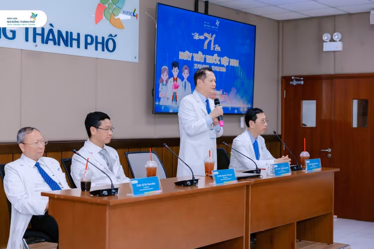 PGS.TS.BS Trương Quang Định, Giám đốc Bệnh viện Nhi Đồng Thành Phố chúc mừng các y bác sĩ nhân ngày 27/2 - Ảnh BVCC