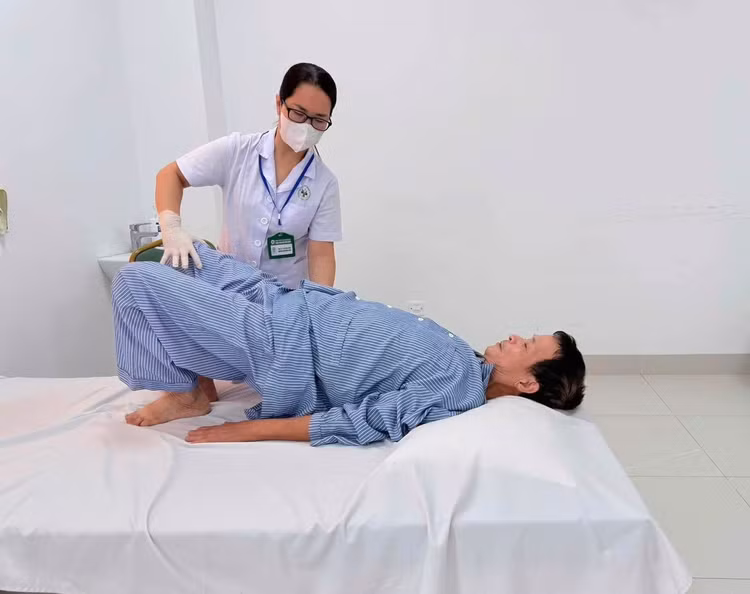 Hướng dẫn bệnh nhân tập phục hồi chức năng - Ảnh BVCC