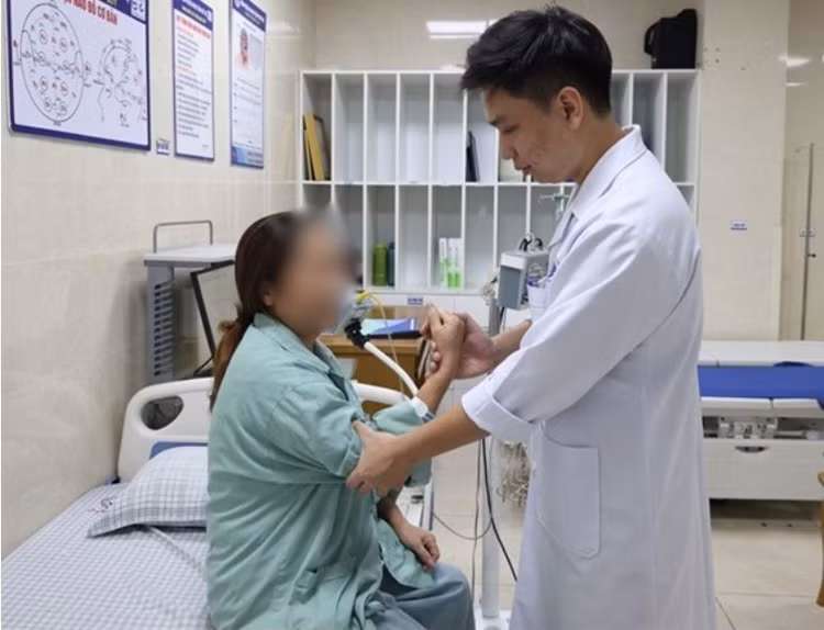 Bác sĩ thăm khám cho bệnh nhân - Ảnh BVCC