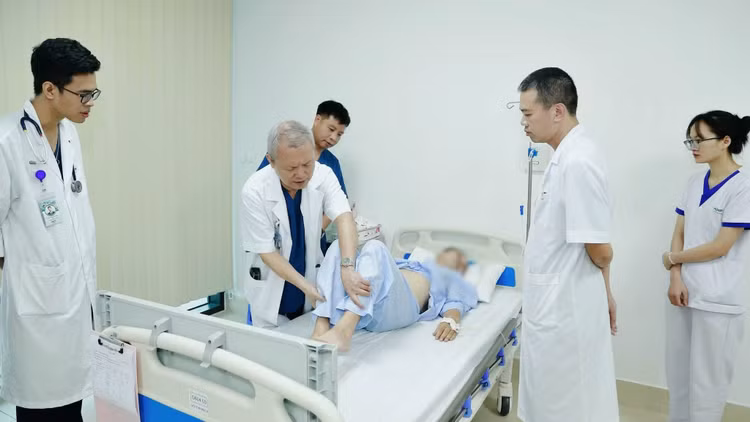 GS.TS Lê Ngọc Thành và các bác sĩ kiểm tra cho bệnh nhân sau can thiệp - Ảnh BVCC