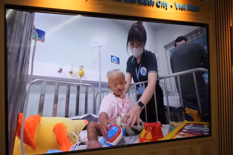 Các điều dưỡng chăm sóc cháu bé - Ảnh Đỗ Bá