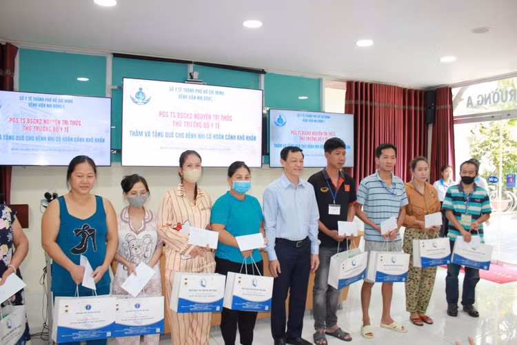 Thứ trưởng Nguyễn Tri Thức cùng lãnh đạo Quỹ Bảo trợ trẻ em Việt Nam thăm, tặng quà các bệnh nhi có hoàn cảnh khó khăn - Ảnh Đỗ Bá