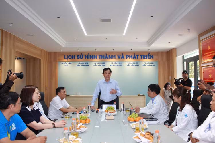 Thứ trưởng Bộ Y tế Nguyễn Tri Thức làm việc với Bệnh viện Nhi Đồng 1 - Ảnh Đỗ Bá