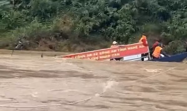 Lũ cuốn trôi thuyền ở Nghệ An, 10 người dân được cứu