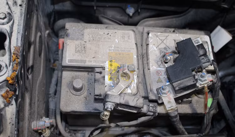 Theo MBV, bình ắc quy ở bên trái của xe không có dấu hiệu quá nhiệt