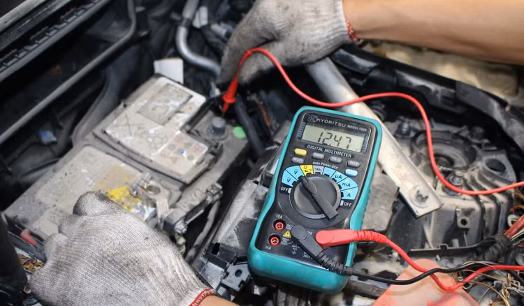 Theo BMV, ắc quy vẫn hoạt động bình thường với hiệu điện thế 12,47V. Ảnh: BMV