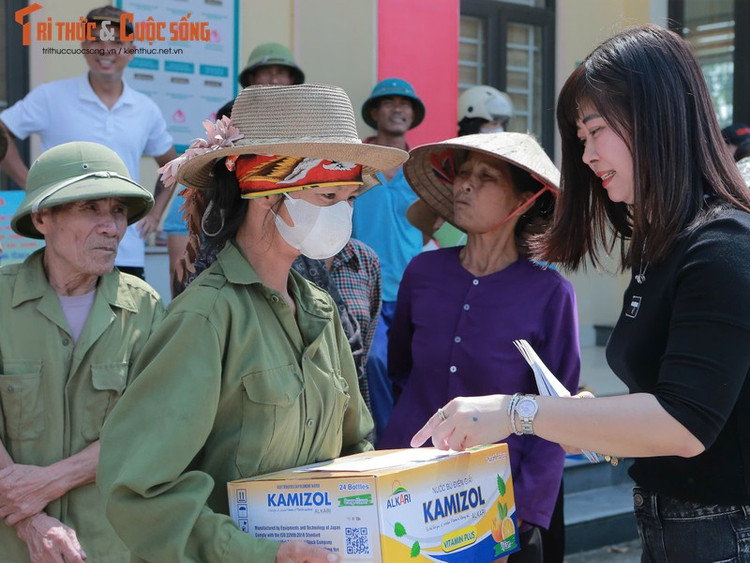 Tổng Biên tập Báo Tri thức và Cuộc sống Nguyễn Thị Mai Hương trao quà và tiền hỗ trợ cho hộ gia đình chị Ngô Thị Hà.