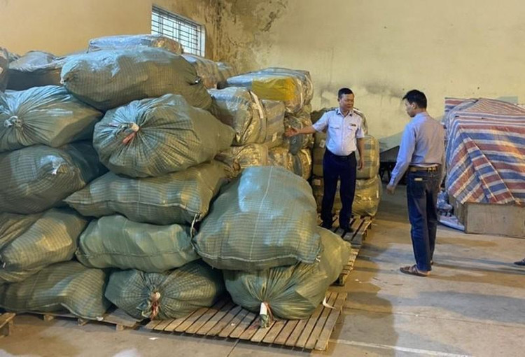 8.000 đôi giày có dấu hiệu giả mạo các nhãn hiệu nổi tiếng như Nike, Adidas, MLB vừa bị thu giữ tại Bắc Ninh