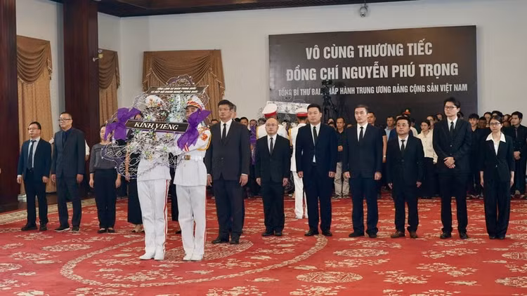 Đoàn Tổng Lãnh sự quán Trung Quốc và Hiệp hội Doanh nghiệp Trung Quốc đến viếng. (Ảnh: TTBC TP HCM)