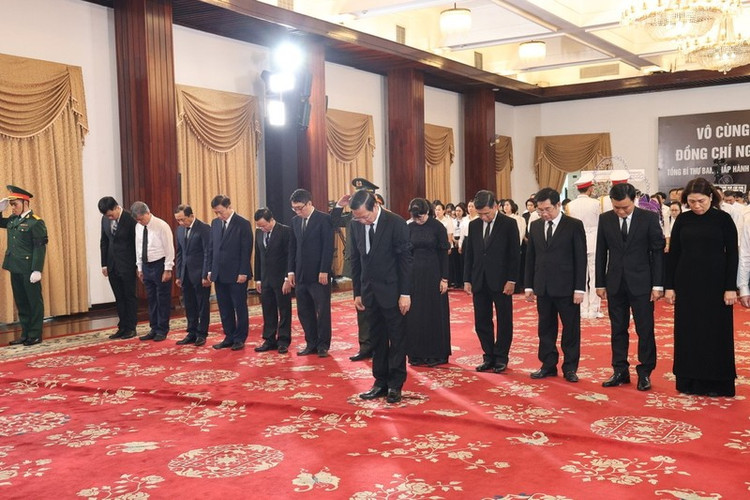 Đoàn đại biểu UBND TP HCM do Đồng chí Phan Văn Mãi làm Trưởng đoàn đến viếng. (Ảnh: TTBC TP HCM)