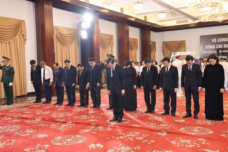 Đoàn đại biểu UBND TP HCM do Đồng chí Phan Văn Mãi làm Trưởng đoàn đến viếng. (Ảnh: TTBC TP HCM)