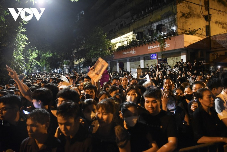 Dòng người kéo dài hết phố Lê Quý Đôn, xếp hàng từ đê Nguyễn Khoái để vào cổng Nguyễn Cao viếng Tổng Bí thư Nguyễn Phú Trọng. (Ảnhh: VOV)