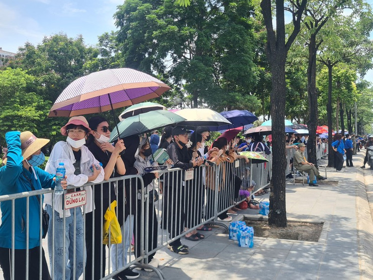 Người dân xếp hàng chờ tiễn biệt Tổng Bí thư Nguyễn Phú Trọng. (Ảnh: Mạnh Hưng)