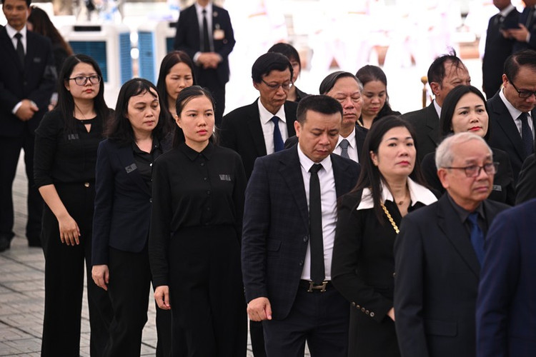 Tham gia đoàn viếng có Thường trực Đoàn Chủ tịch Liên hiệp Hội Việt Nam khóa VII gồm ông Đặng Vũ Minh, Chủ tịch danh dự Liên hiệp Hội Việt Nam; ông Phạm Văn Tân, nguyên Phó Chủ tịch kiêm Tổng thư ký Liên hiệp các Hội Khoa học và Kỹ thuật Việt Nam; ông Phan Tùng Mậu, nguyên Phó Chủ tịch kiêm Chủ nhiệm Ủy ban Kiểm tra Liên hiệp các Hội Khoa học và Kỹ thuật; ông Nghiêm Vũ Khải, Nguyên Phó Chủ tịch Liên hiệp các Hội Khoa học và Kỹ thuật Việt Nam.