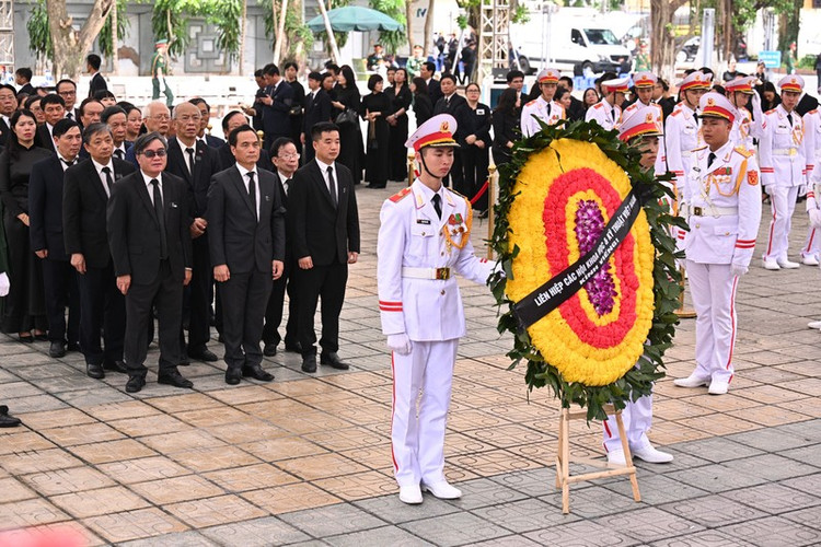 Đại diện Thường trực Đoàn Chủ tịch Liên Hiệp hội Việt Nam khoá VIII tham gia Đoàn viếng còn có ông Phạm Quang Thao, Bí thư Đảng ủy, Phó Chủ tịch; ông Nguyễn Quyết Chiến, Tổng Thư ký Liên hiệp các Hội Khoa học và Kỹ thuật Việt Nam.