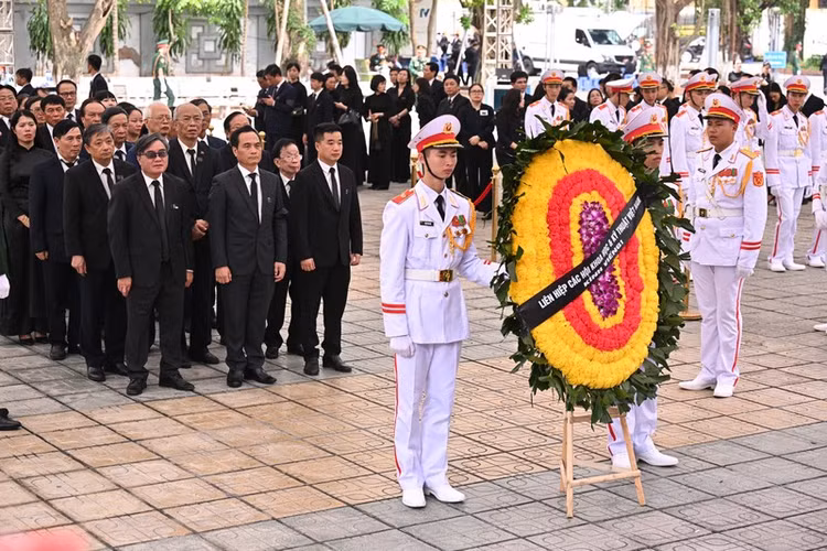 Đại diện Thường trực Đoàn Chủ tịch Liên Hiệp hội Việt Nam khoá VIII tham gia Đoàn viếng còn có ông Phạm Quang Thao, Bí thư Đảng ủy, Phó Chủ tịch; ông Nguyễn Quyết Chiến, Tổng Thư ký Liên hiệp các Hội Khoa học và Kỹ thuật Việt Nam.