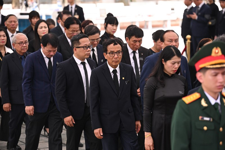 Đoàn viếng còn có một số cán bộ chủ chốt cơ quan Trung ương Liên hiệp Hội Việt Nam gồm bà Bùi Kim Tuyến, ông Lê Thanh Tùng, ông Ngô Việt Dũng, bà Nguyễn Thị Kim Quy, bà Trần Thị Hồng Ánh, ông Trần Xuân Việt, bà Phạm Thị Bích Hồng, bà Nguyễn Thị Mai Hương - Tổng Biên tập Báo Tri thức và Cuộc sống, bà Nguyễn Hồng Yến, bà Ngô Thị Thanh Quý, bà Nguyễn Thị Thanh Huyền, bà Lê Thị Thủy, bà Nguyễn Thị Thu Giang.