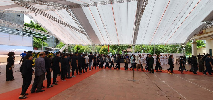 Người dân viếng Tổng Bí thư ở quê nhà Đông Anh, Hà Nội. Ảnh: Hữu Tuấn.