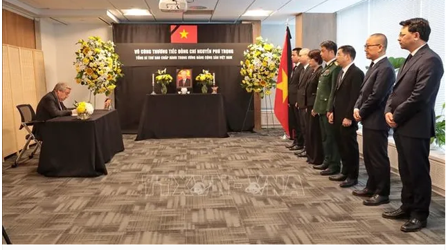 Tổng thư ký Liên Hợp Quốc Antonio Guterres viết Sổ tang sau khi viếng Tổng Bí thư Nguyễn Phú Trọng tại Phái đoàn thường trực Việt Nam tại Liên Hợp Quốc ở New York (Mỹ). Ảnh: TTXVN.
