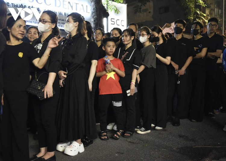 Bé Hoàng Gia Huy, 10 tuổi đi cùng mẹ xếp gần cuối dòng người, chia sẻ: &quot;Nếu hôm nay không vào được thì ngày mai con sẽ quay lại. Dù sao hai mẹ con đã cố gắng hết sức để đến gần Bác nhất có thể&quot;. (Ảnhh: VOV)