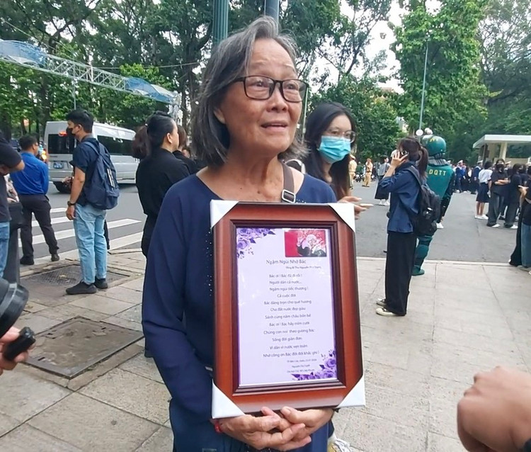 Bà Nguyễn Thị Tuyết (ngụ tỉnh Bình Dương) cũng có mặt tại Hội trường Thống Nhất từ rất sớm, bà mang theo bài thơ do chính bà sáng tác kính tặng Tổng Bí Thư Nguyễn Phú Trọng.