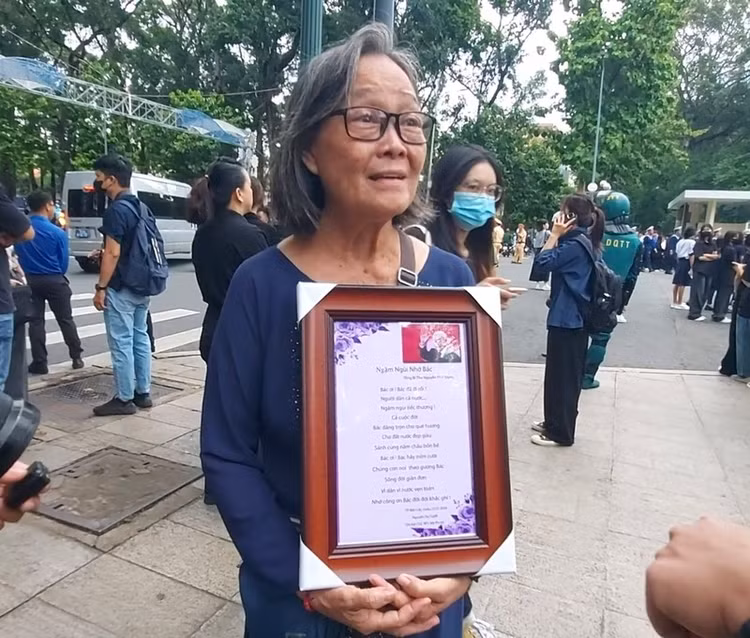 Bà Nguyễn Thị Tuyết (ngụ tỉnh Bình Dương) cũng có mặt tại Hội trường Thống Nhất từ rất sớm, bà mang theo bài thơ do chính bà sáng tác kính tặng Tổng Bí Thư Nguyễn Phú Trọng.