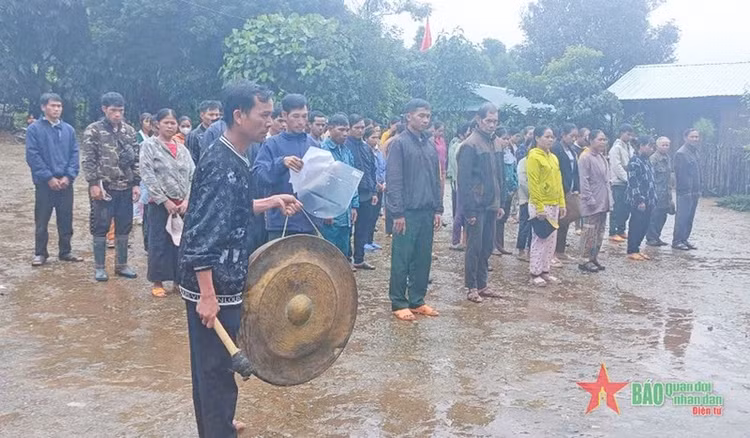 Người dân tổ chức tưởng nhớ, tiễn biệt Tổng Bí thư Nguyễn Phú Trọng trong điều kiện trời mưa. Ảnh: Quân Đội Nhân Dân.