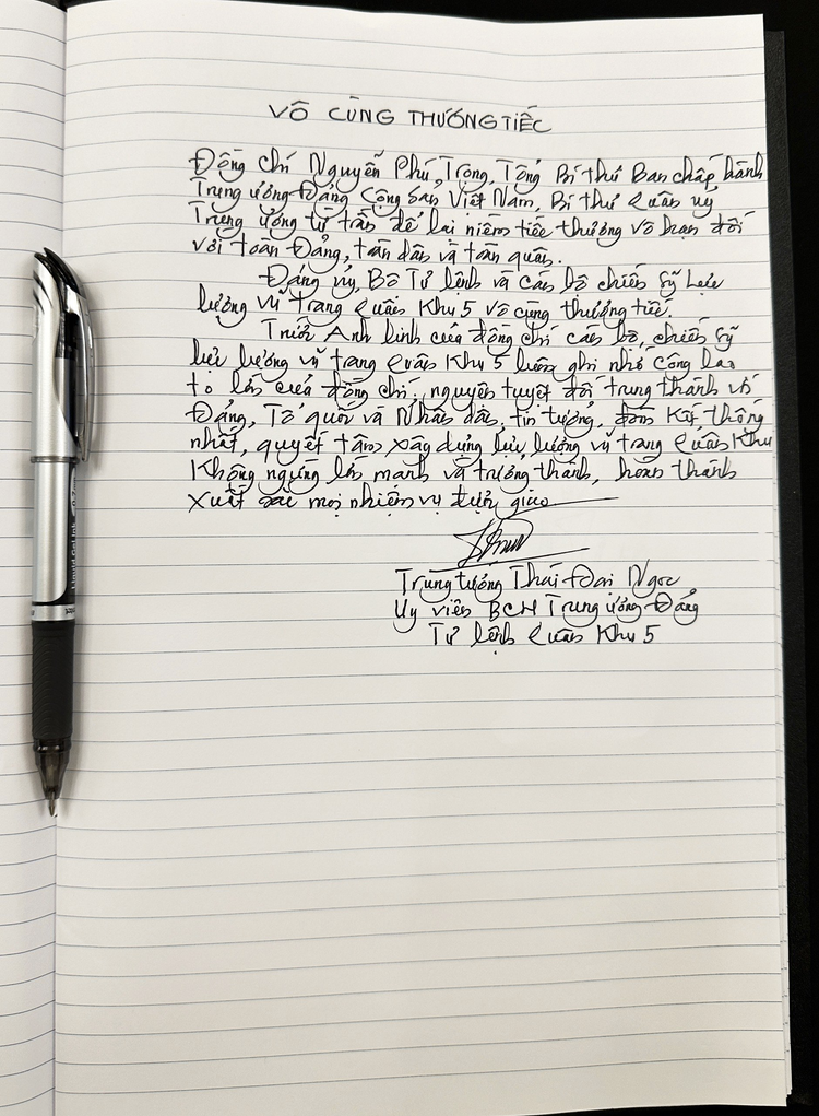 Đoàn Quân khu 5 (Bộ Quốc phòng) vào viếng.