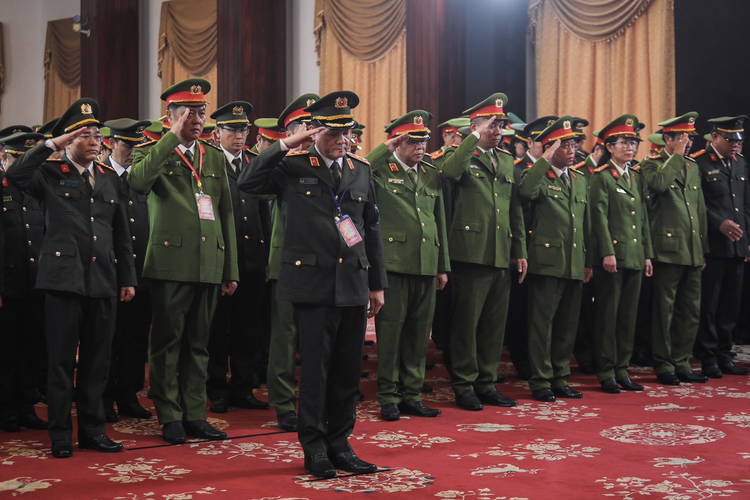 Đoàn Công an TP HCM vào viếng.