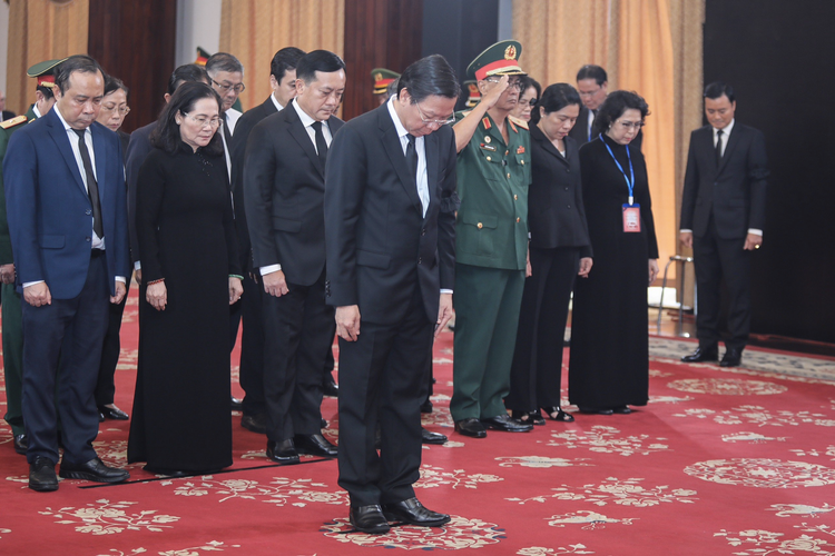 Đoàn Đại biểu Quốc hội TP HCM vào viếng. Ảnh Văn Vũ - TTBC TP HCM cung cấp