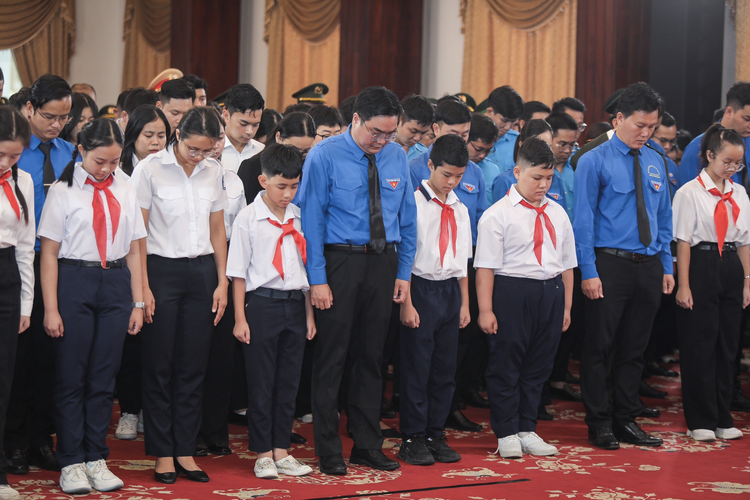 Thành Đoàn TP HCM vào viếng.