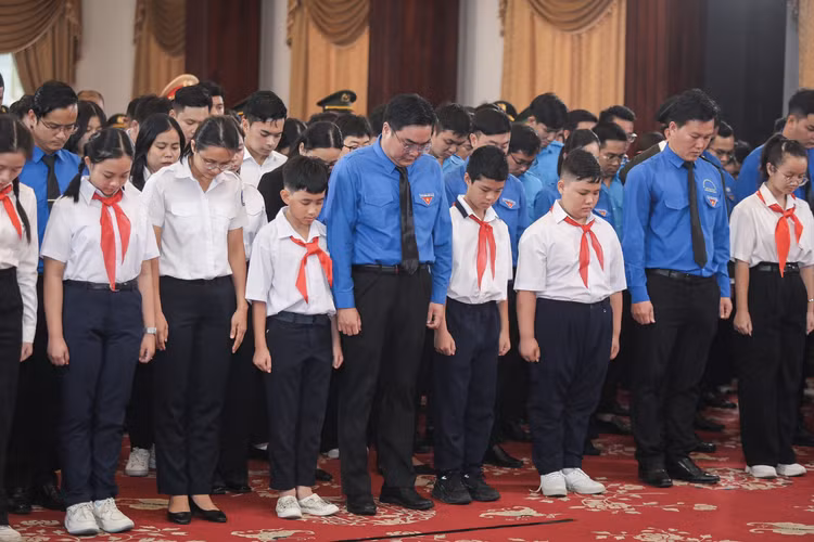 Thành Đoàn TP HCM vào viếng.