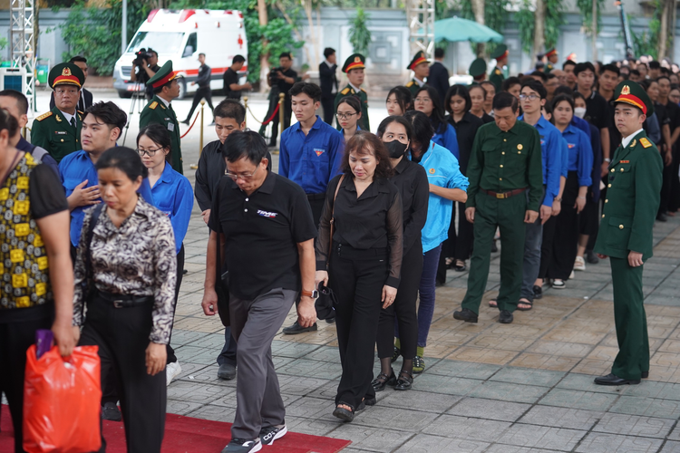 Hàng dài người xếp hàng từ đầu phố Trần Hưng Đạo nơi kiểm tra thẻ CCCD trước khi vào viếng Tổng Bí thư Nguyễn Phú Trọng tại nhà tang lễ số 5 Trần Thánh Tông. (Ảnh: Thiên Anh)