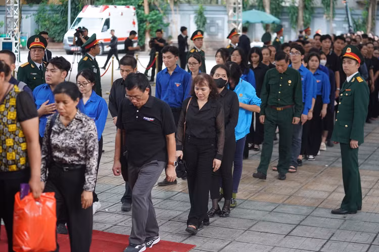 Hàng dài người xếp hàng từ đầu phố Trần Hưng Đạo nơi kiểm tra thẻ CCCD trước khi vào viếng Tổng Bí thư Nguyễn Phú Trọng tại nhà tang lễ số 5 Trần Thánh Tông. (Ảnh: Thiên Anh)