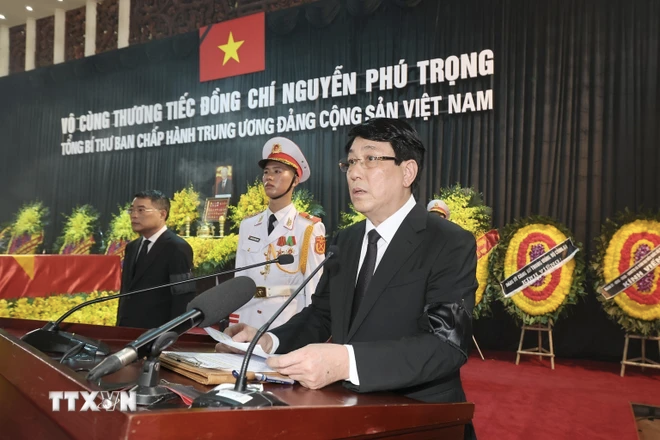 Đồng chí Lương Cường, Ủy viên Bộ Chính trị, Thường trực Ban Bí thư, Trưởng Ban Tổ chức Lễ tang tuyên bố bắt đầu Lễ truy điệu Tổng Bí thư Nguyễn Phú Trọng. (Ảnh: TTXVN)