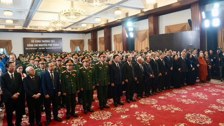 Đoàn của Thành ủy, HĐND, UBND, Ủy ban MTTQ Việt Nam do Ủy viên Bộ Chính trị, Bí thư Thành ủy TP.HCM Nguyễn Văn Nên làm Trưởng đoàn. Ảnh Lê Vũ (UBND TP HCM cung cấp)