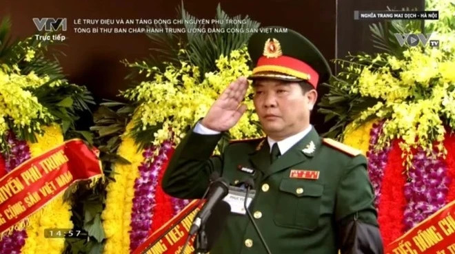 Đại tá Nguyễn Thiện Ngọc, Đoàn trưởng Đoàn Nghi lễ Quân đội, điều hành Lễ an táng.