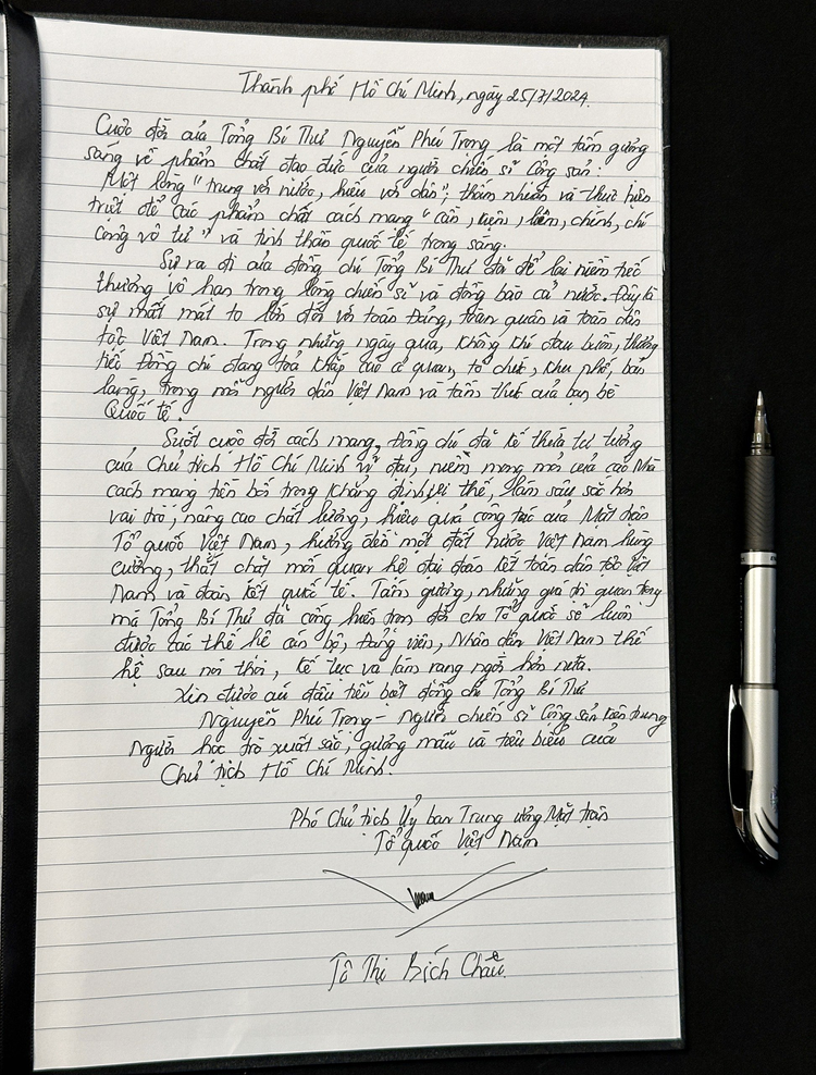 Đoàn Mặt trận Tổ quốc Việt Nam TP HCM vào viếng. Ảnh TTBC TP HCM