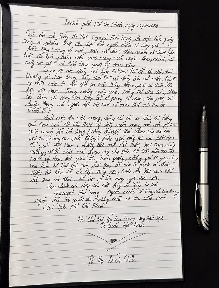 Đoàn Mặt trận Tổ quốc Việt Nam TP HCM vào viếng. Ảnh TTBC TP HCM