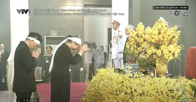 Kết thúc Lễ Truy điệu, đồng chí Lương Cường dẫn: Lễ truy điệu đồng chí Nguyễn Phú Trọng, Tổng Bí thư Ban Chấp hành Trung ương Đảng Cộng sản Việt Nam đến đây kết thúc. Kính mời đại diện gia đình, các đồng chí lãnh đạo, nguyên lãnh đạo Đảng, Nhà nước đi vòng quanh linh cữu tiễn biệt đồng chí Tổng Bí thư Nguyễn Phú Trọng".