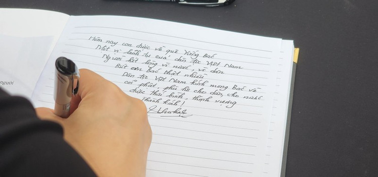 Những dòng sổ tang kính trọng, xúc động mà người dân gửi đến Tổng Bí thư. Ảnh Thiên Tuấn