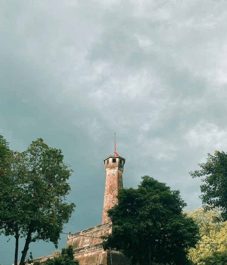 Trong thời gian tổ chức Lễ Quốc tang, các cơ quan, công sở trong phạm vi cả nước và các cơ quan đại diện của Việt Nam ở nước ngoài treo cờ rủ, có dải băng tang (có kích thước bằng 1/10 chiều rộng lá cờ, chiều dài theo chiều dài của lá cờ và chỉ treo cờ đến 2/3 chiều cao của cột cờ, dùng băng vải đen buộc không để cờ bay), không tổ chức các hoạt động vui chơi, giải trí công cộng. (Cột cờ Hà Nội treo cờ rủ. Ảnh Thiên Anh)