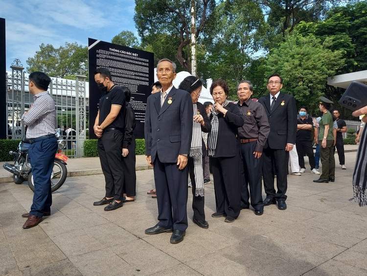 Đoàn cựu tù chính trị kính viếng Tổng Bí thư Nguyễn Phú Trọng. Đứng đầu là Anh hùng lực lượng vũ trang Võ Văn Em. Ảnh Hữu Thông